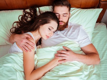 Что если человек спит в обнимку с подушкой?